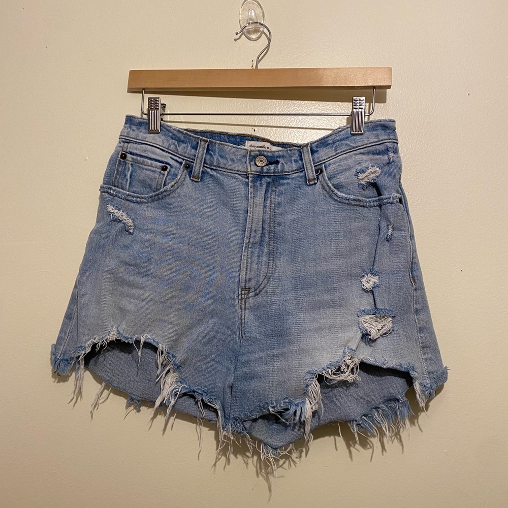 Abercrombie & Fitch The 4” Mom Shorts High Rise Distressed Jean Shorts. Size 29